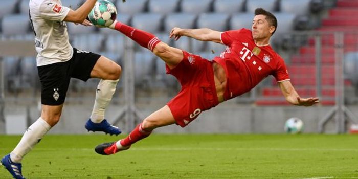  拜仁慕尼黑提前锁定冠军，颁奖仪式现场气氛热烈